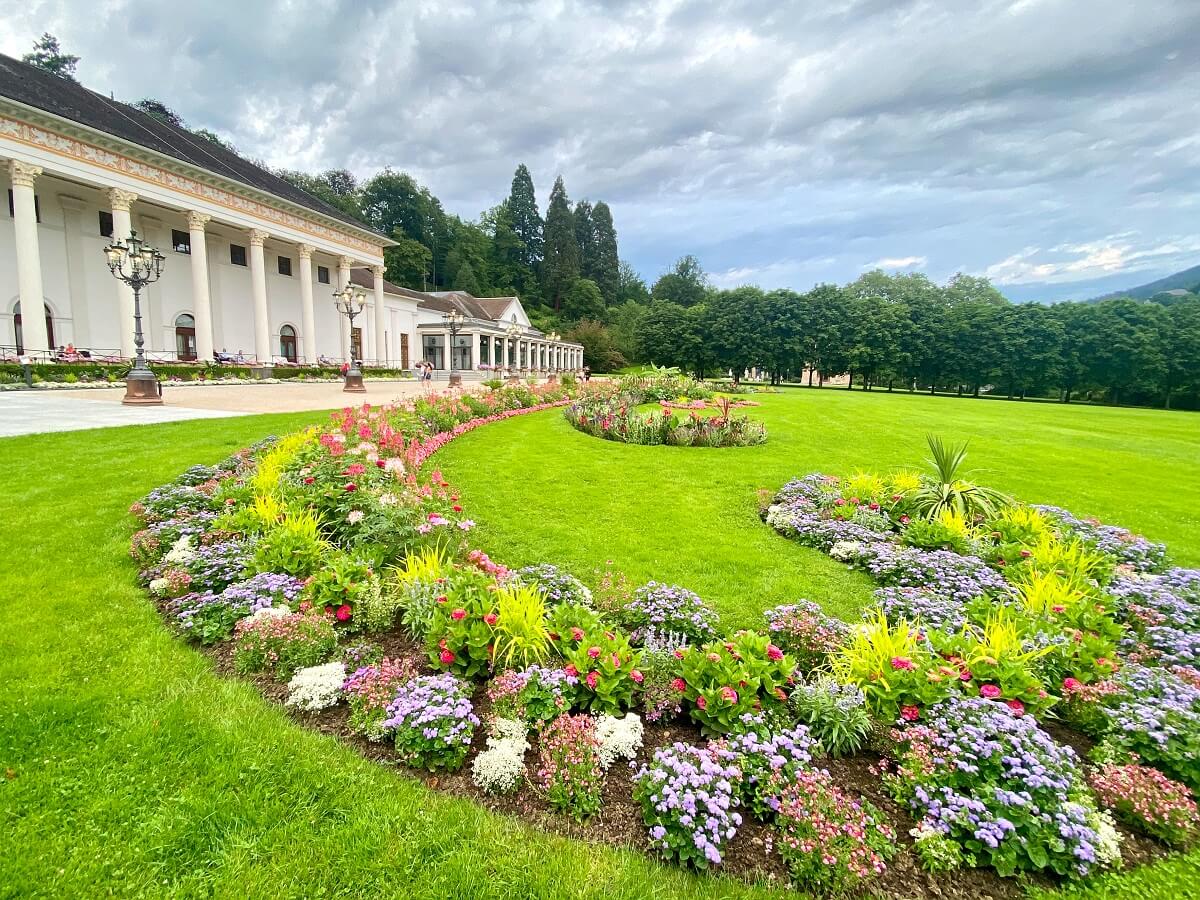 Kurhaus und Blumenbeet in Baden-Baden
