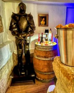 Ritter in der Weinbar